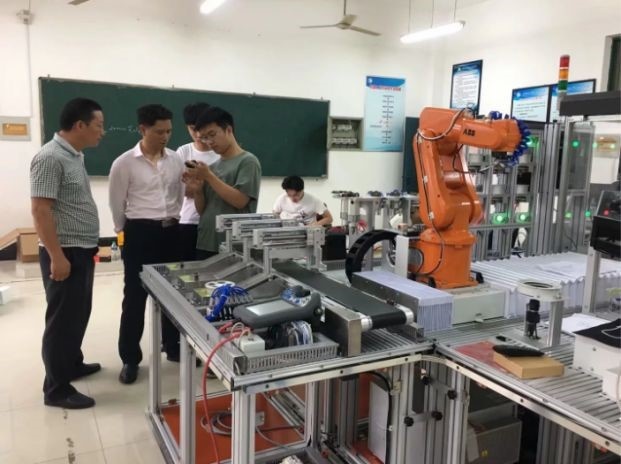 智能控制技术实训室介绍(图3) 智能控制技术实训室介绍(图3)